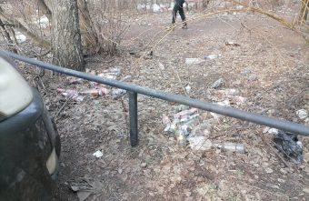 В Твери дети ходят в садик по битому стеклу и мусору В Твери дети ходят в садик по битому стеклу и мусору