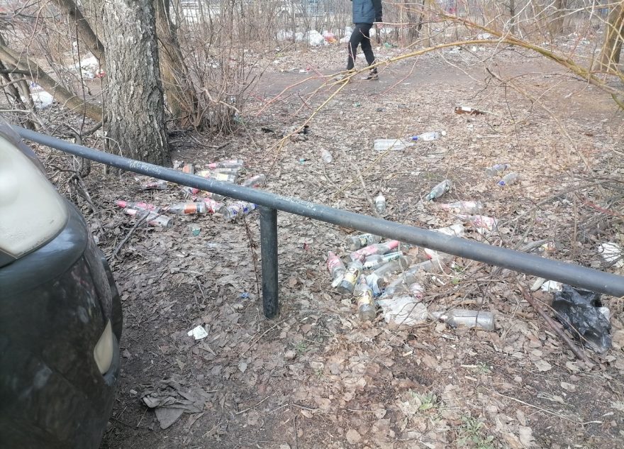 В Твери дети ходят в садик по битому стеклу и мусору