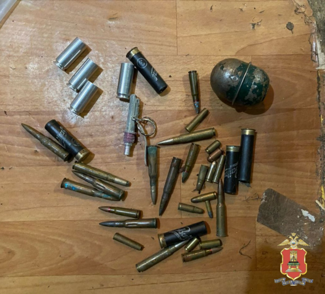 У жителя Твери нашли гранату, взрыватель и 39 патронов