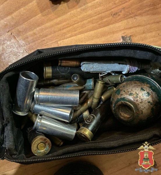У жителя Твери нашли гранату, взрыватель и 39 патронов