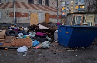 Жители Тверской области завалили свою улицу мусором Жители Тверской области завалили свою улицу мусором
