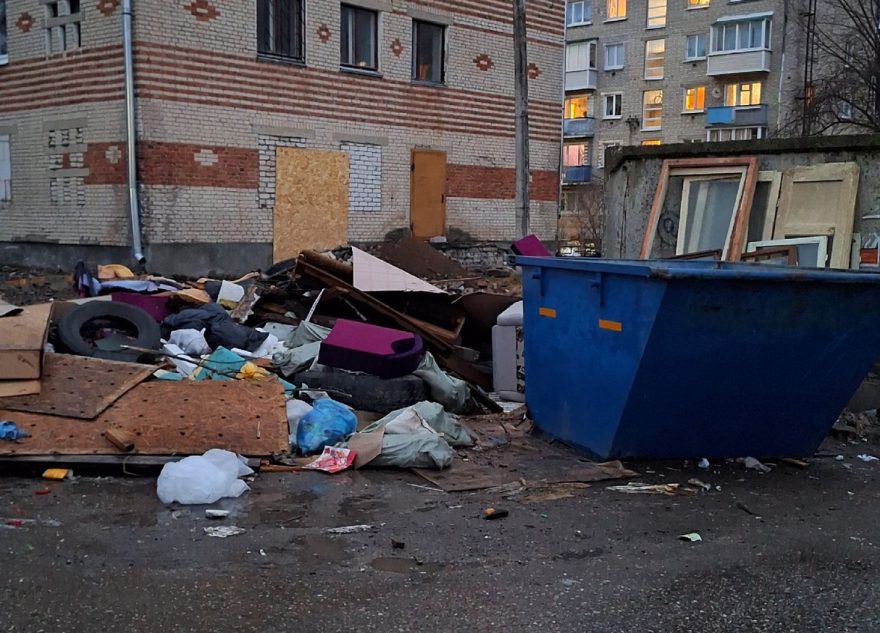 Жители Тверской области завалили свою улицу мусором