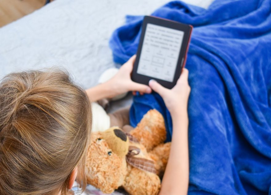 Ностальгия и отдых: «ЛитРес» и «Ростелеком» узнали, почему взрослые выбирают детский контент