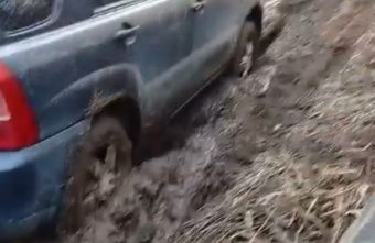 Машины в Тверской области тонут в грязи Машины в Тверской области тонут в грязи