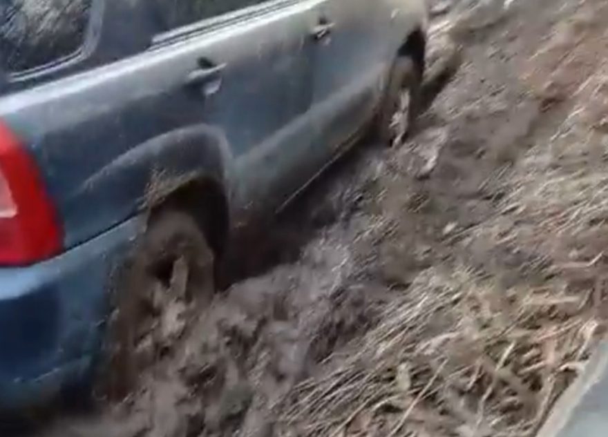 Машины в Тверской области тонут в грязи