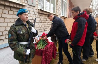 В Вышнем Волочке открыли мемориальную доску в честь погибшего земляка В Вышнем Волочке открыли мемориальную доску в честь погибшего земляка