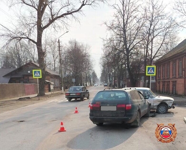 Женщина пострадала в столкновении ВАЗа и "Тойоты" в Тверской области Женщина пострадала в столкновении ВАЗа и "Тойоты" в Тверской области