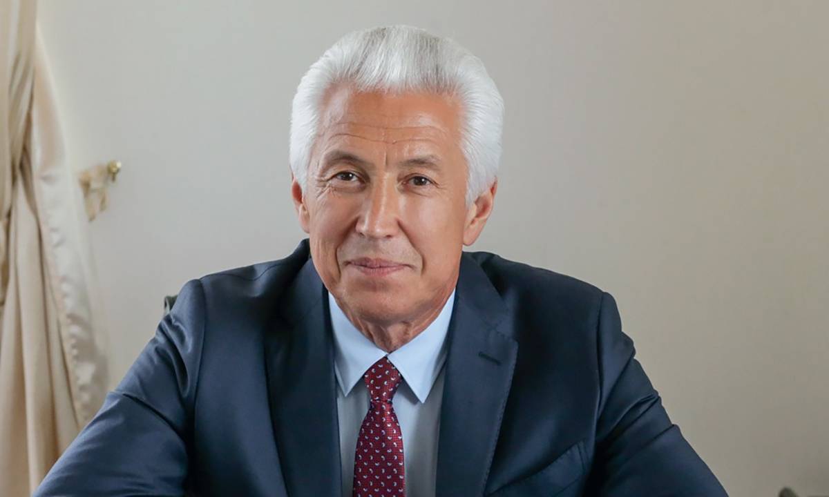 Владимир Васильев поздравил российских женщин с Международным женским днем