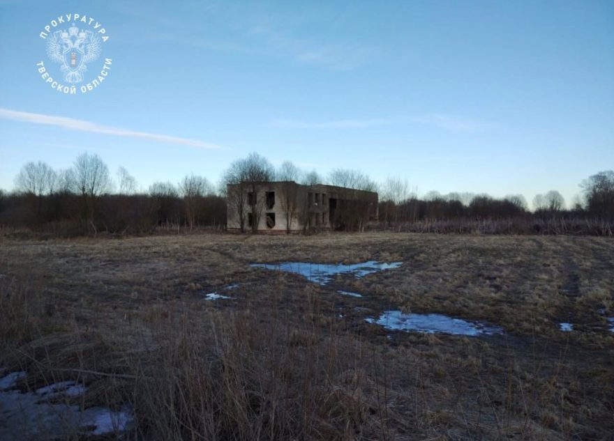 Возбуждено уголовное дело о травмировании подростка на заброшенной стройке в Тверской области