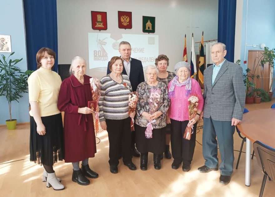 В Калязине ветеранам вручили юбилейные медали