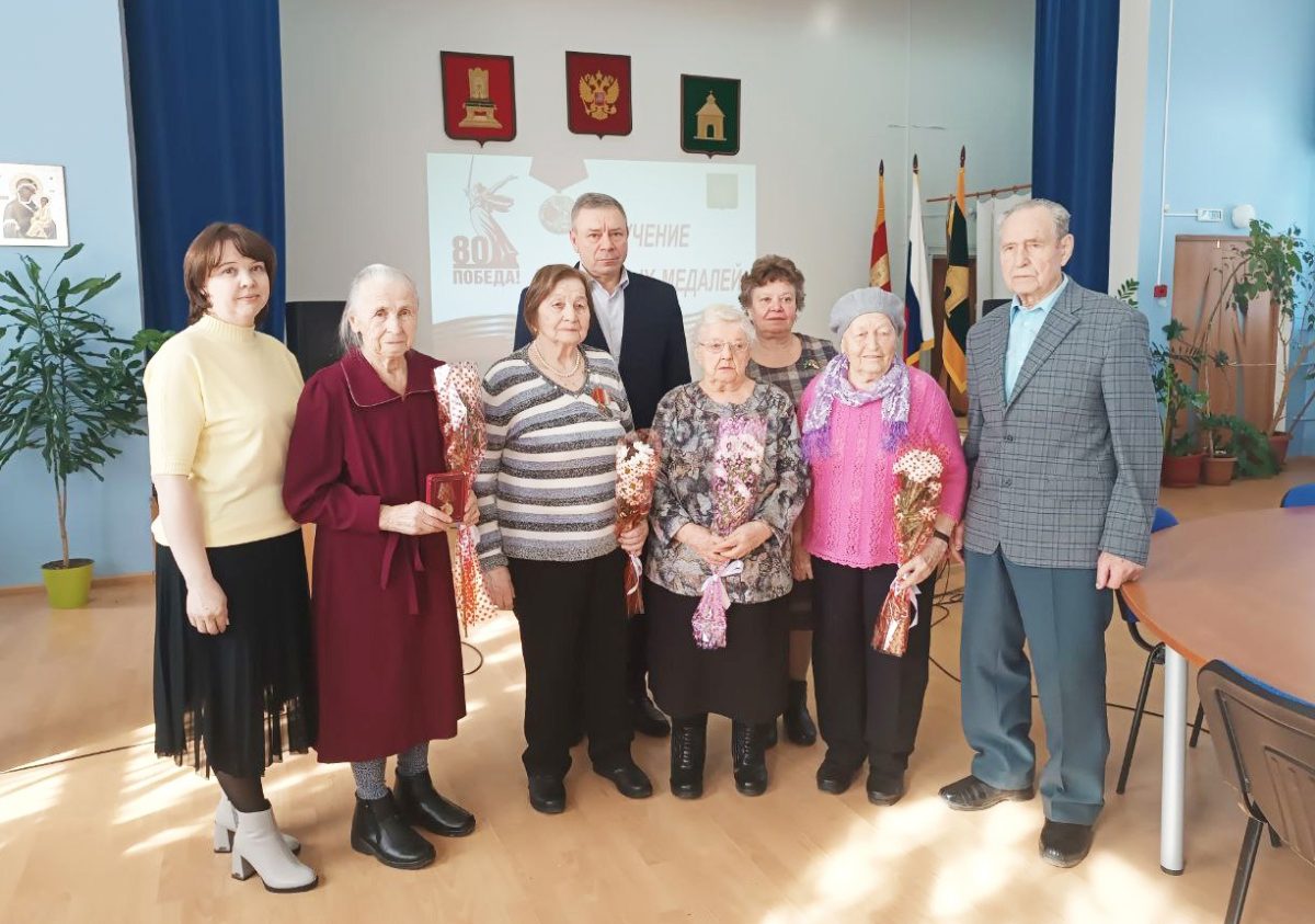В Калязине ветеранам вручили юбилейные медали