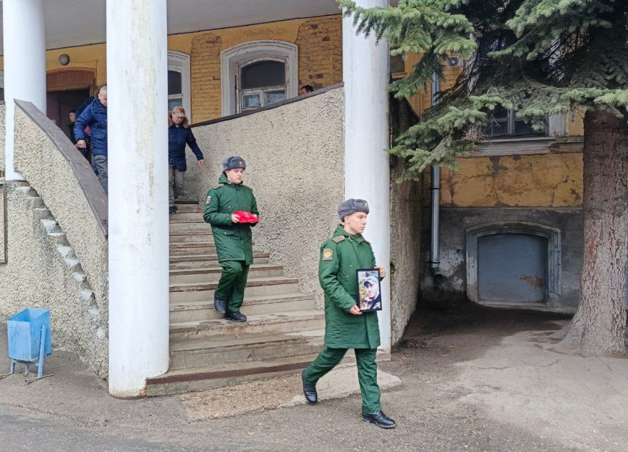 В Тверской области в последний путь проводили Антона Корляченкого, погибшего на СВО В Тверской области в последний путь проводили Антона Корляченкого, погибшего на СВО