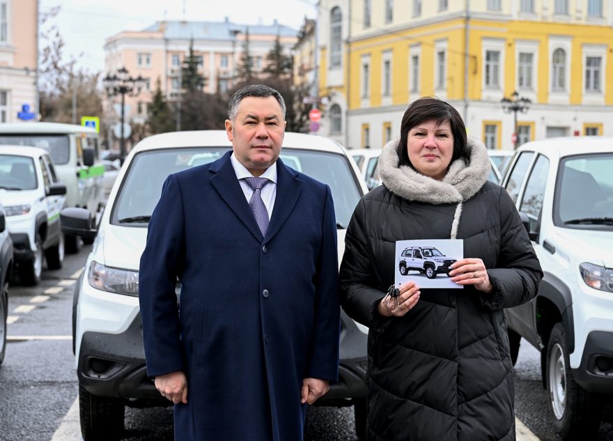 4 новых автомобиля передал лихославльским медикам губернатор Тверской области 4 новых автомобиля передал лихославльским медикам губернатор Тверской области