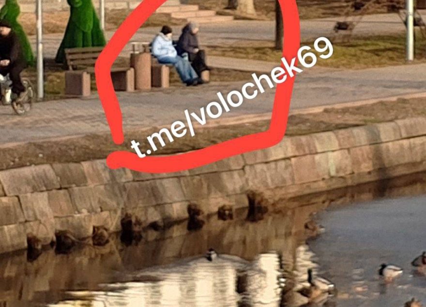 В Тверской области женщины воруют деньги у статуй