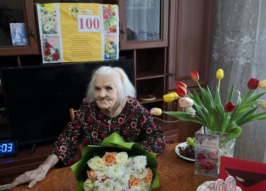 Губернатор поздравил со 100-летним юбилеем ветерана войны Нину Петровну Соловьёву Губернатор поздравил со 100-летним юбилеем ветерана войны Нину Петровну Соловьёву