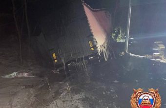 В Тверской области фура слетела с трассы