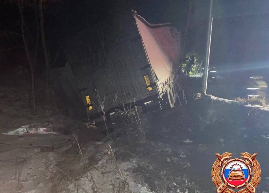 В Тверской области фура слетела с трассы