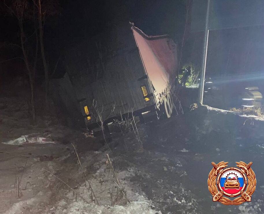 В Тверской области фура слетела с трассы