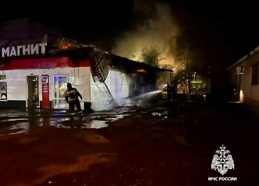 Ночью пожарные спасли магазин в Тверской области