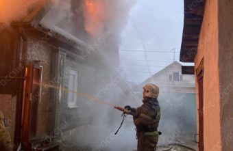 Прямо сейчас пожарные пытаются спасти жилой дом в Твери