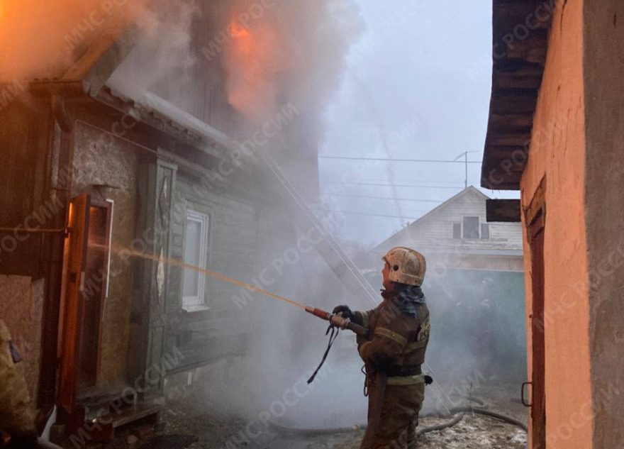 Прямо сейчас пожарные пытаются спасти жилой дом в Твери