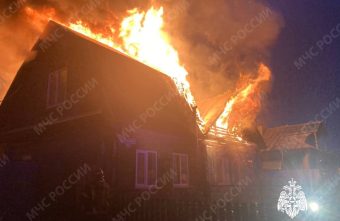 Прямо сейчас пожарные пытаются спасти жилой дом в Твери Прямо сейчас пожарные пытаются спасти жилой дом в Твери