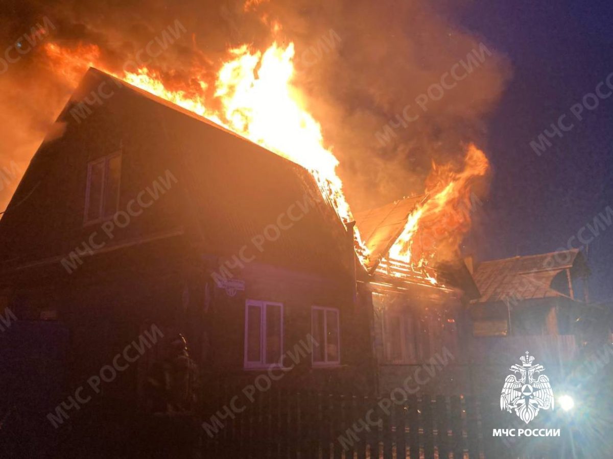 Прямо сейчас пожарные пытаются спасти жилой дом в Твери
