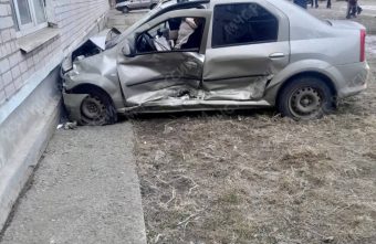 Пожилой водитель пострадал в ДТП с участием двух иномарок и дома в Тверской области