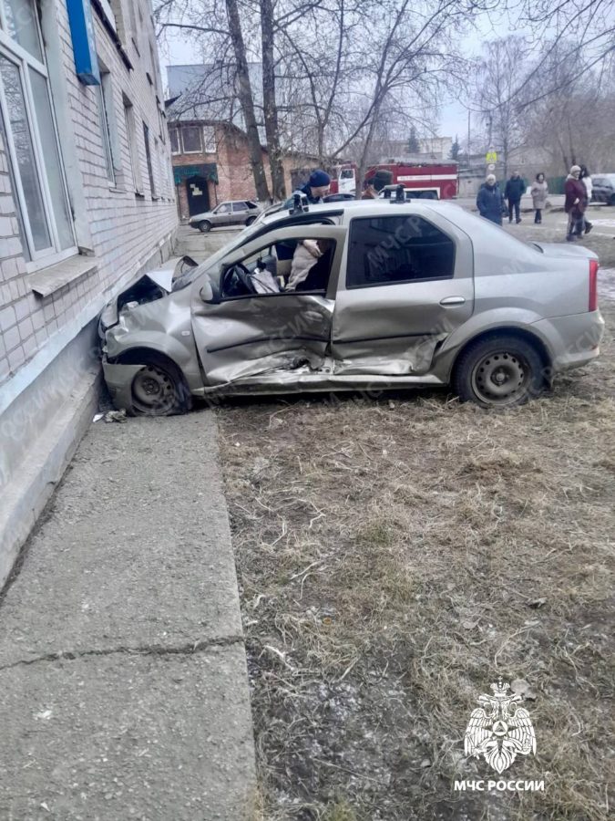 Пожилой водитель пострадал в ДТП с участием двух иномарок и дома в Тверской области