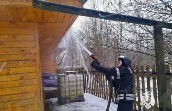 В Тверской области пожарные спасли баню от огня