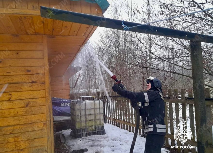 В Тверской области пожарные спасли баню от огня