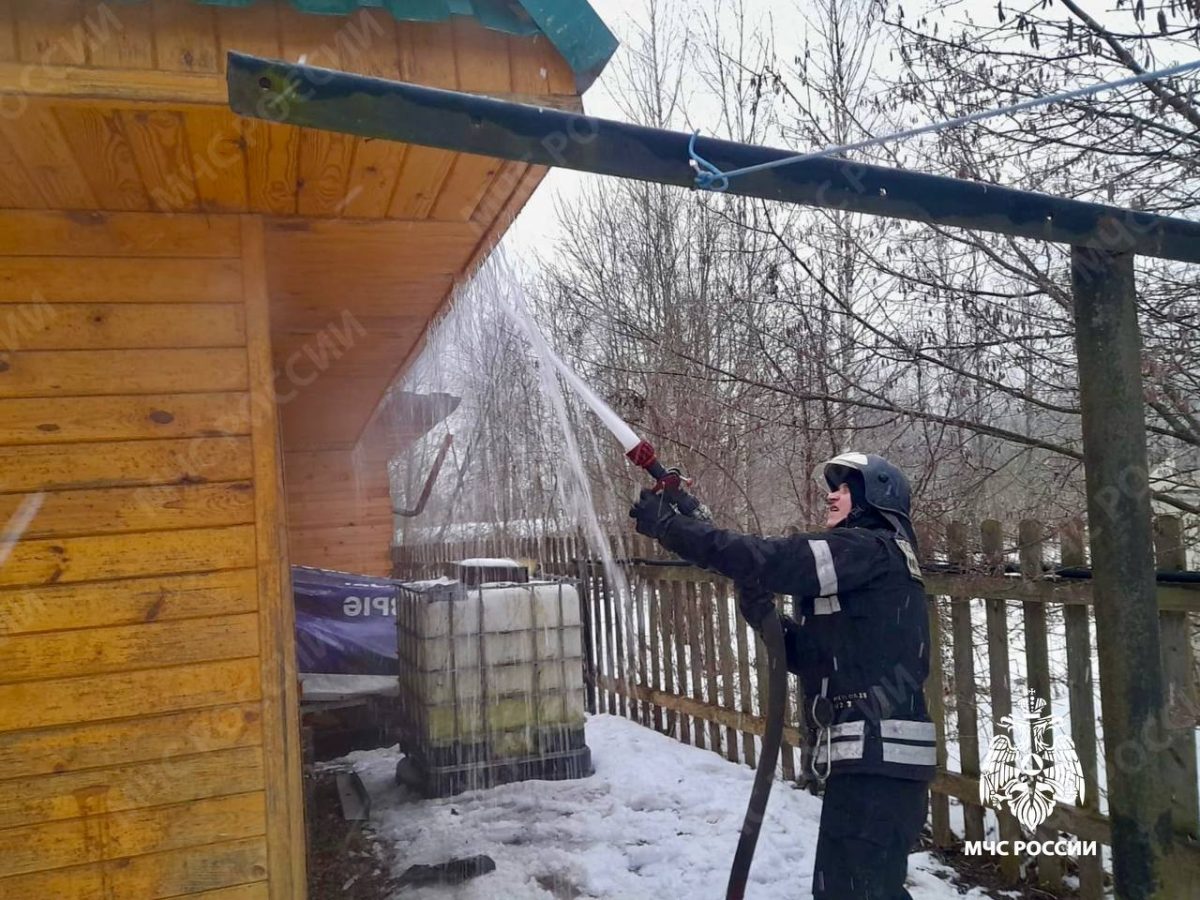 В Тверской области пожарные спасли баню от огня