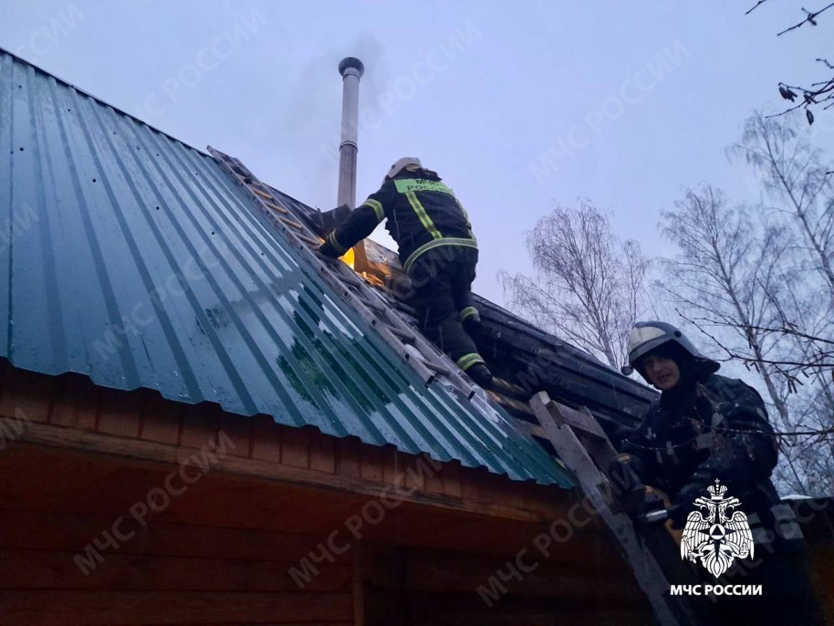 В Тверской области пожарные спасли баню от огня