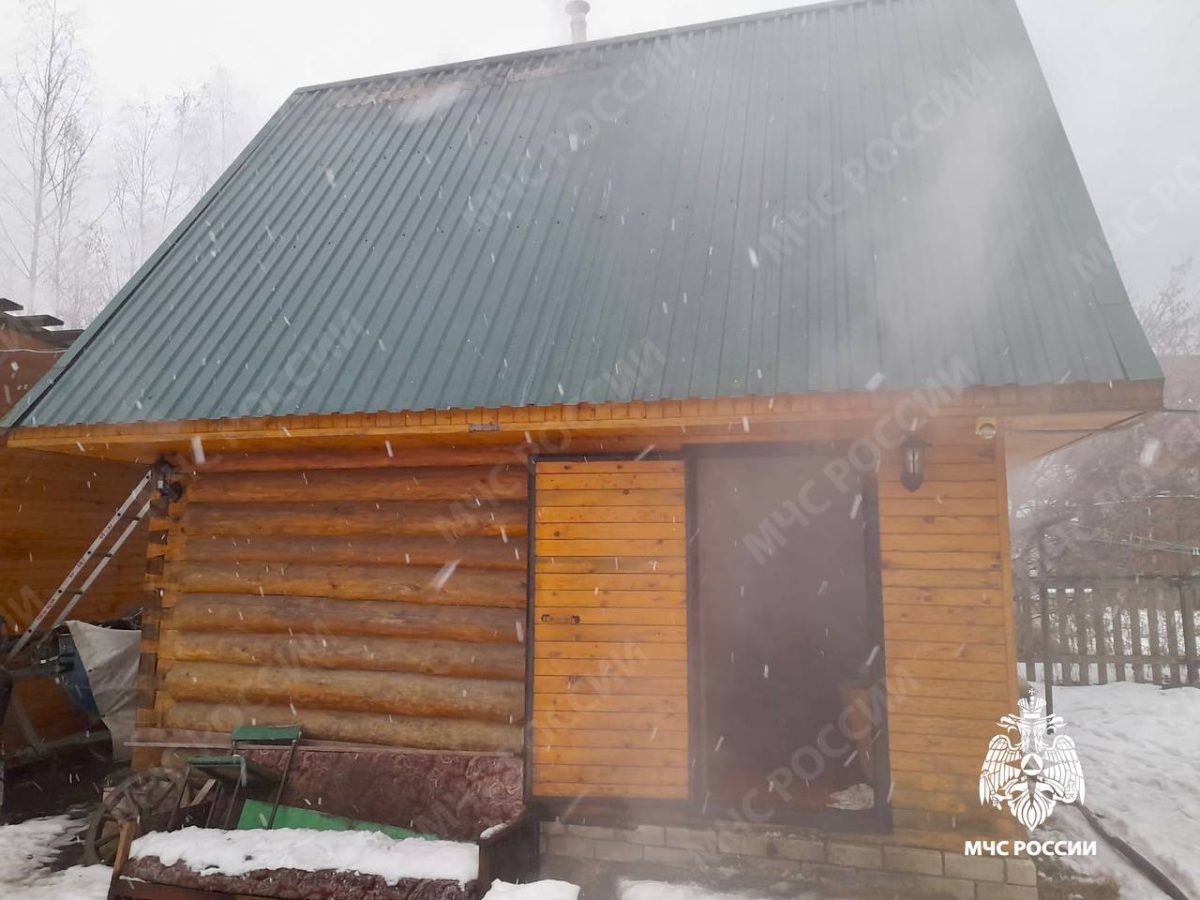 В Тверской области пожарные спасли баню от огня