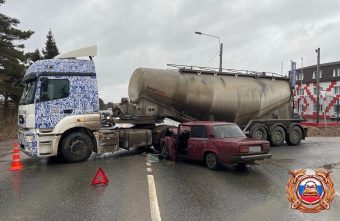 Молодой водитель пострадал в столкновении ВАЗа и КАМАЗа под Тверью