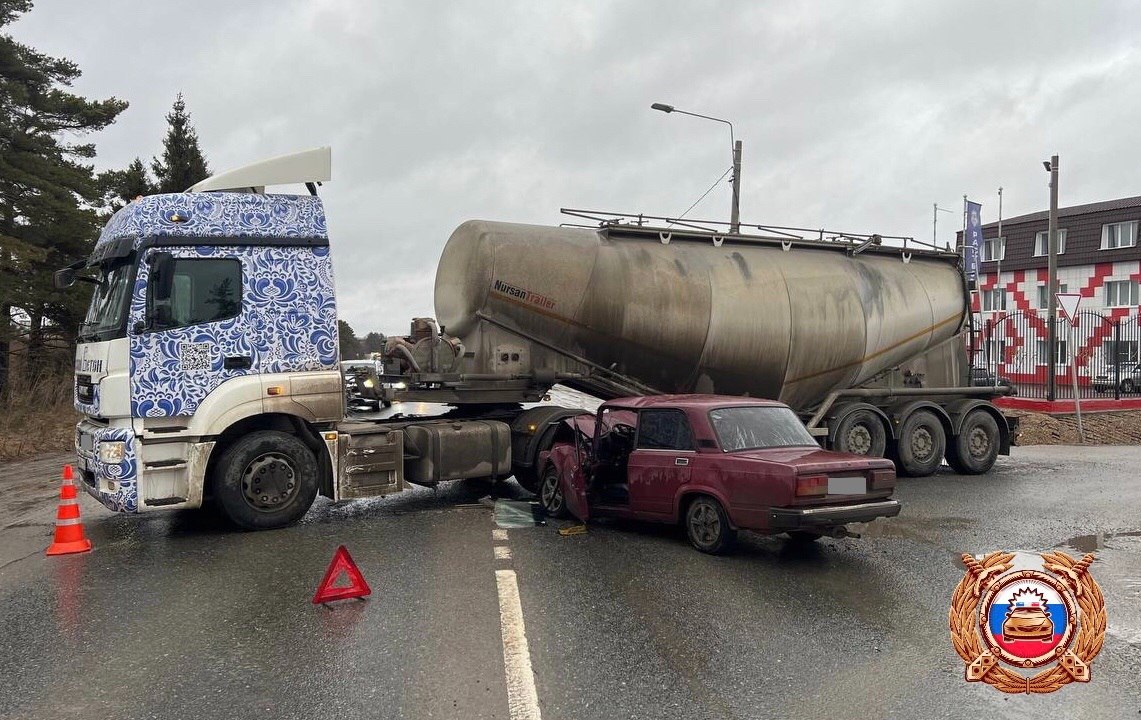 Молодой водитель пострадал в столкновении ВАЗа и КАМАЗа под Тверью