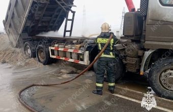 Под Тверью у самосвала загорелись колёса Под Тверью у самосвала загорелись колёса