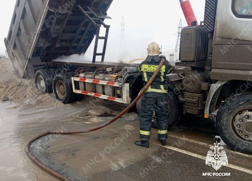 Под Тверью у самосвала загорелись колёса