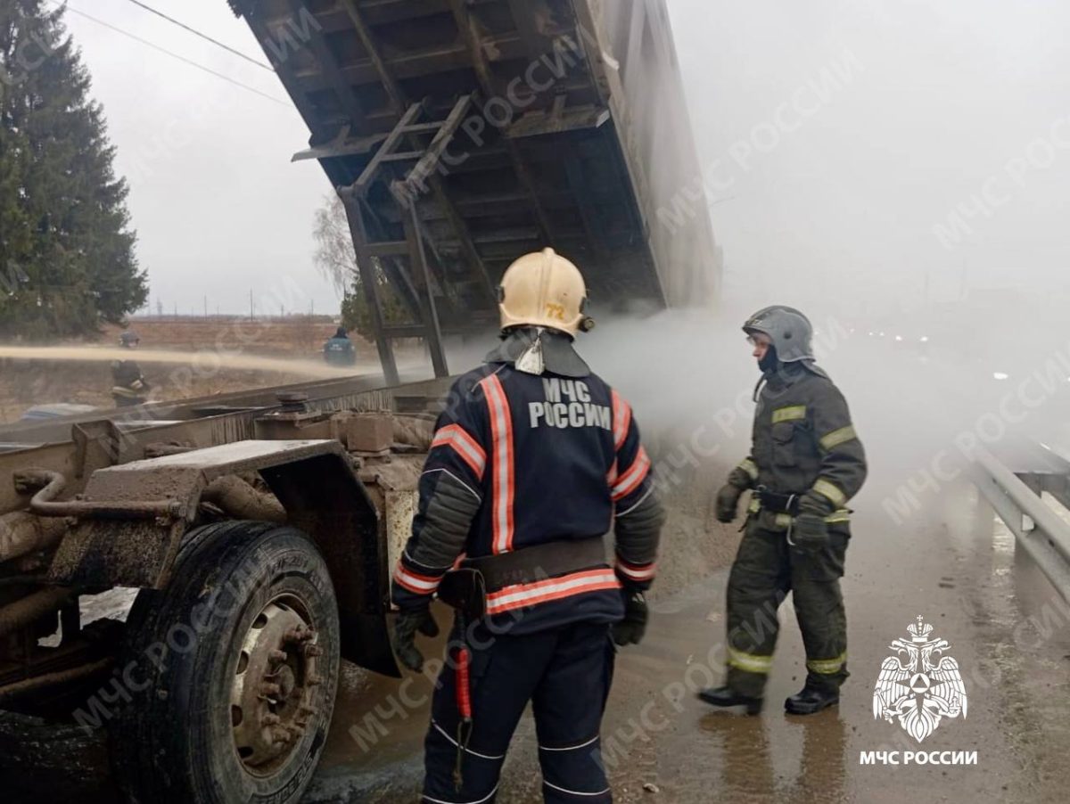 Под Тверью у самосвала загорелись колёса