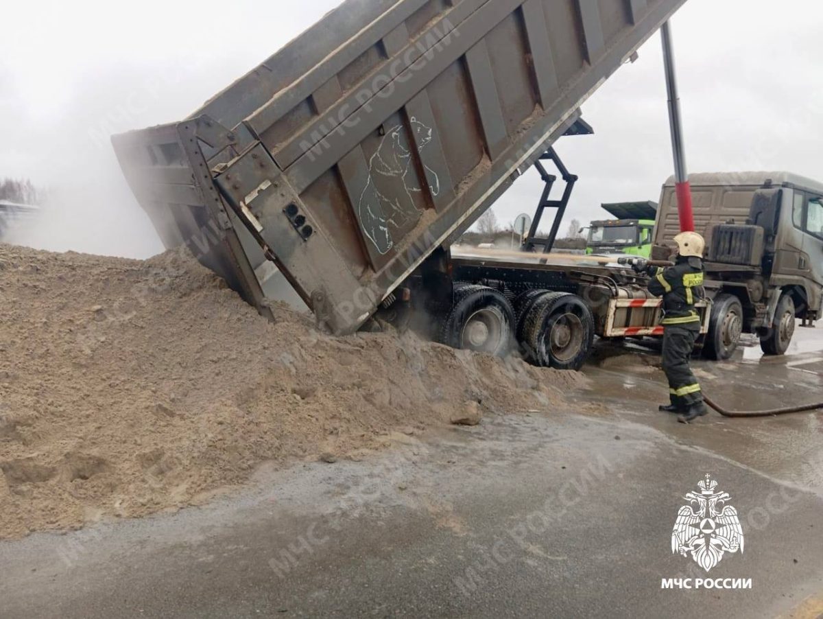 Под Тверью у самосвала загорелись колёса