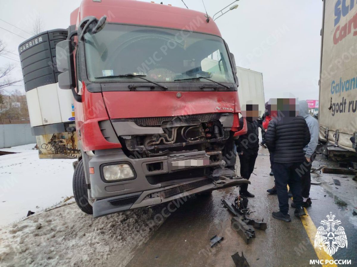 Шесть автомобилей столкнулись на трассе в Тверской области, есть пострадавшие
