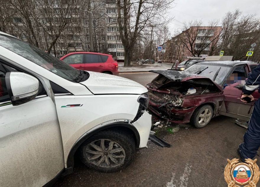 Две женщины пострадали в лобовом столкновении двух автомобилей в Твери Две женщины пострадали в лобовом столкновении двух автомобилей в Твери
