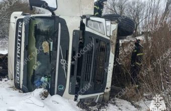 В Тверской области грузовик вылетел в кювет и перевернулся В Тверской области грузовик вылетел в кювет и перевернулся