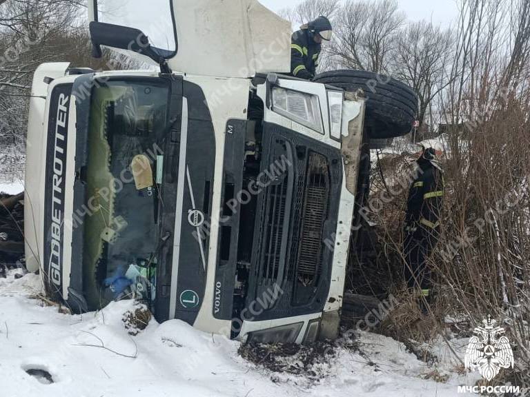 В Тверской области грузовик вылетел в кювет и перевернулся