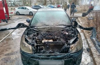 В одном из дворов в Тверской области загорелся автомобиль В одном из дворов в Тверской области загорелся автомобиль