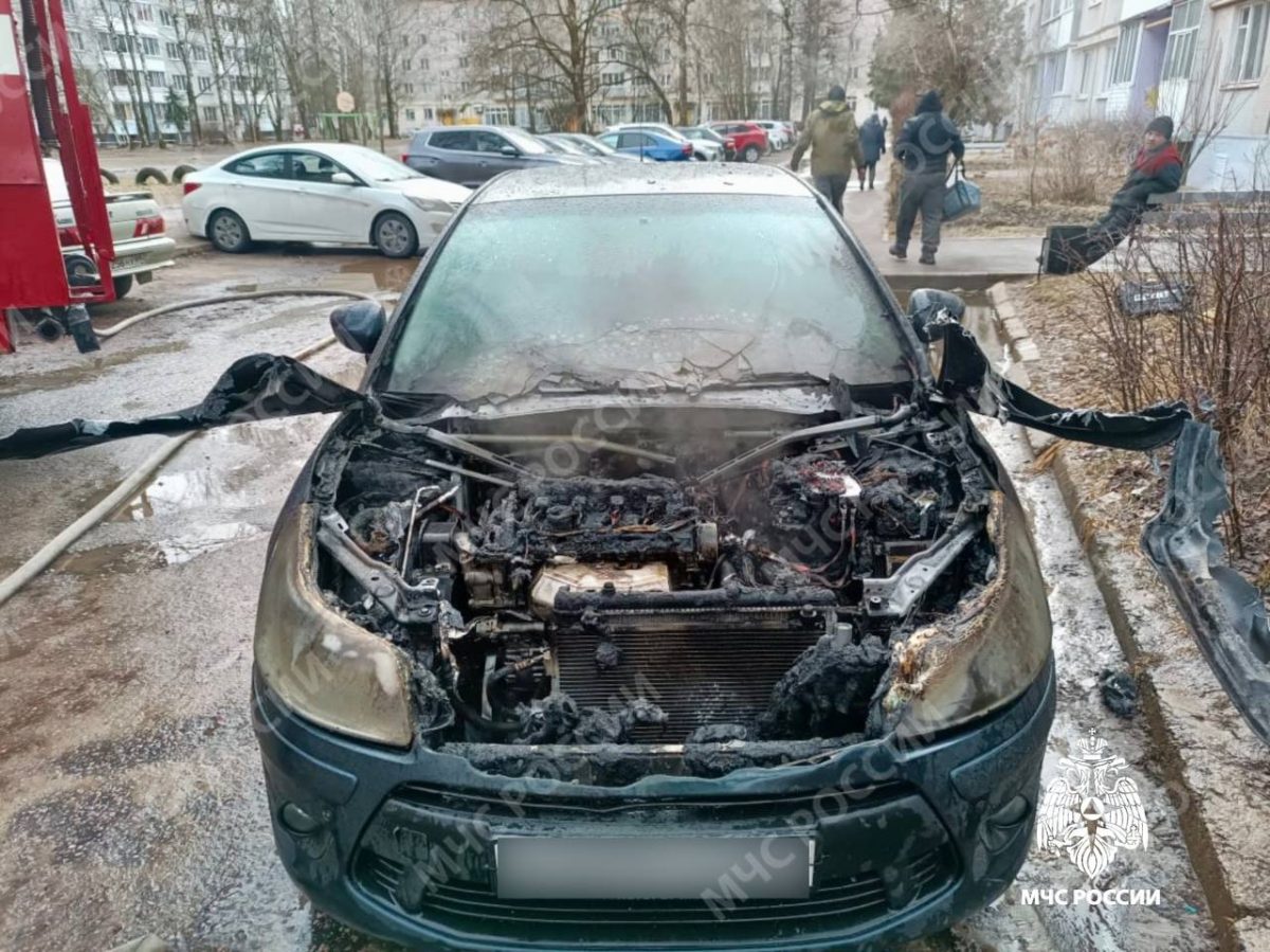 В одном из дворов в Тверской области загорелся автомобиль В одном из дворов в Тверской области загорелся автомобиль