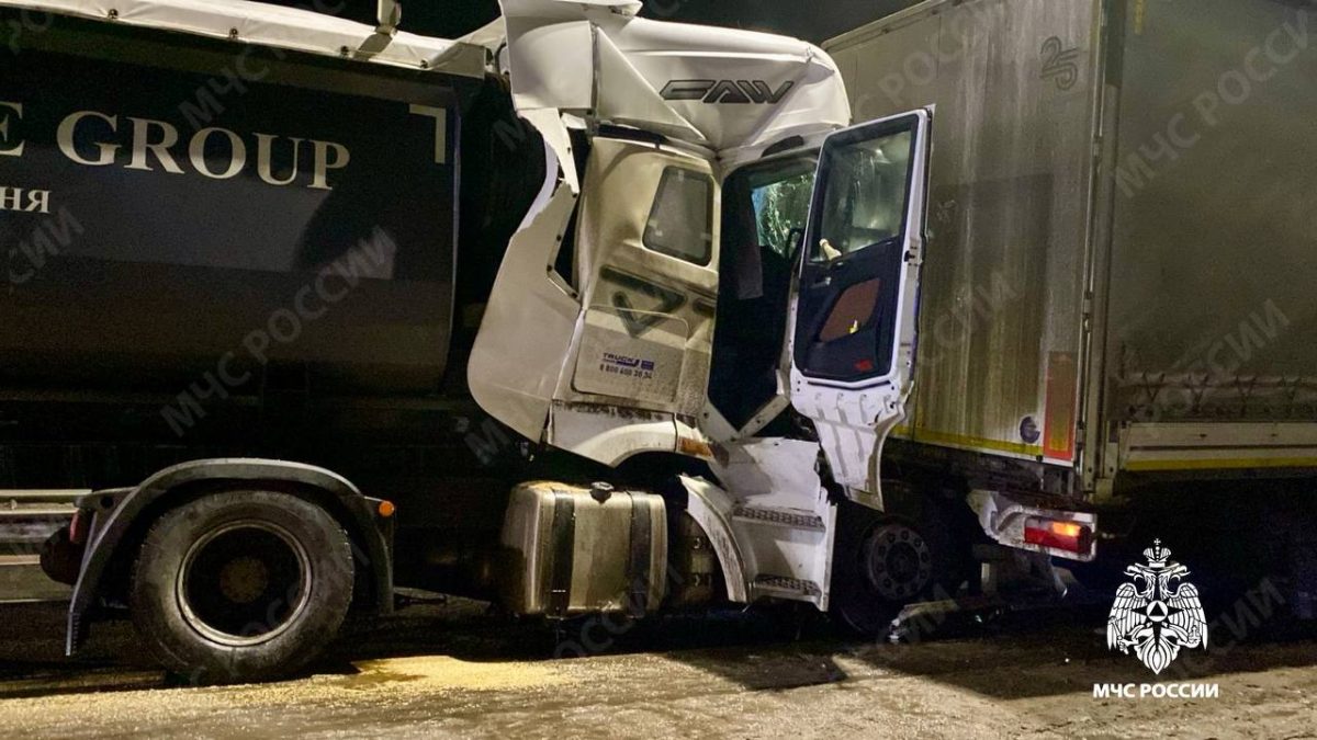 На трассе в Тверской области спасатели ликвидируют последствия массового ДТП