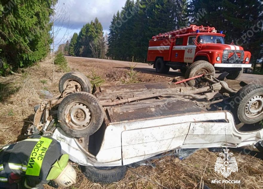 В Тверской области ВАЗ вылетел в кювет и перевернулся