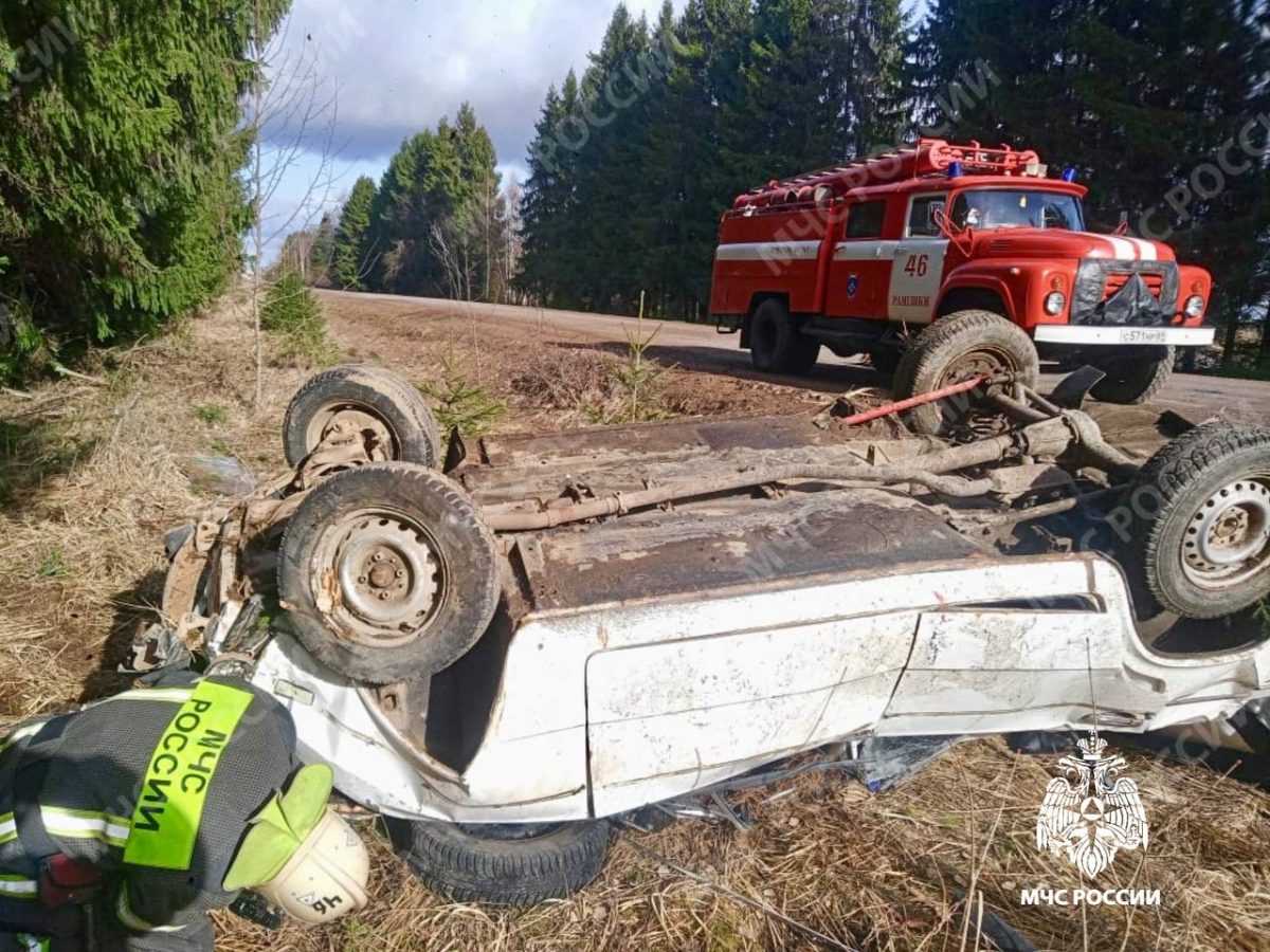 В Тверской области ВАЗ вылетел в кювет и перевернулся