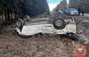 Водителя ВАЗа, перевернувшегося в Тверской области, доставили в больницу